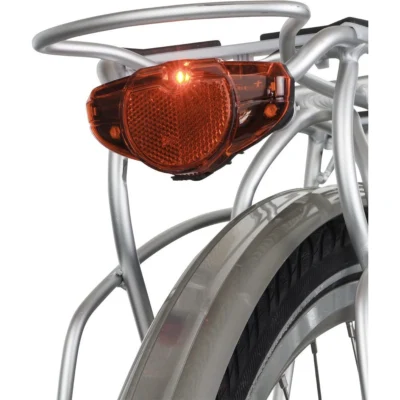 achterlicht axa spark batterijen in werking gemonteerd op bagagedrager