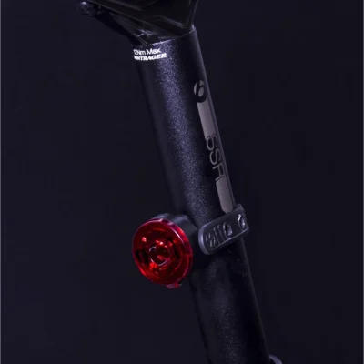 achterlicht spanninga dot batterij gemonteerd op zadelpen