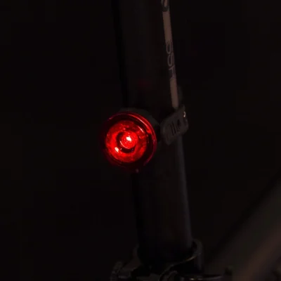 achterlicht spanninga dot batterij gemonteerd op zadelpen in werking