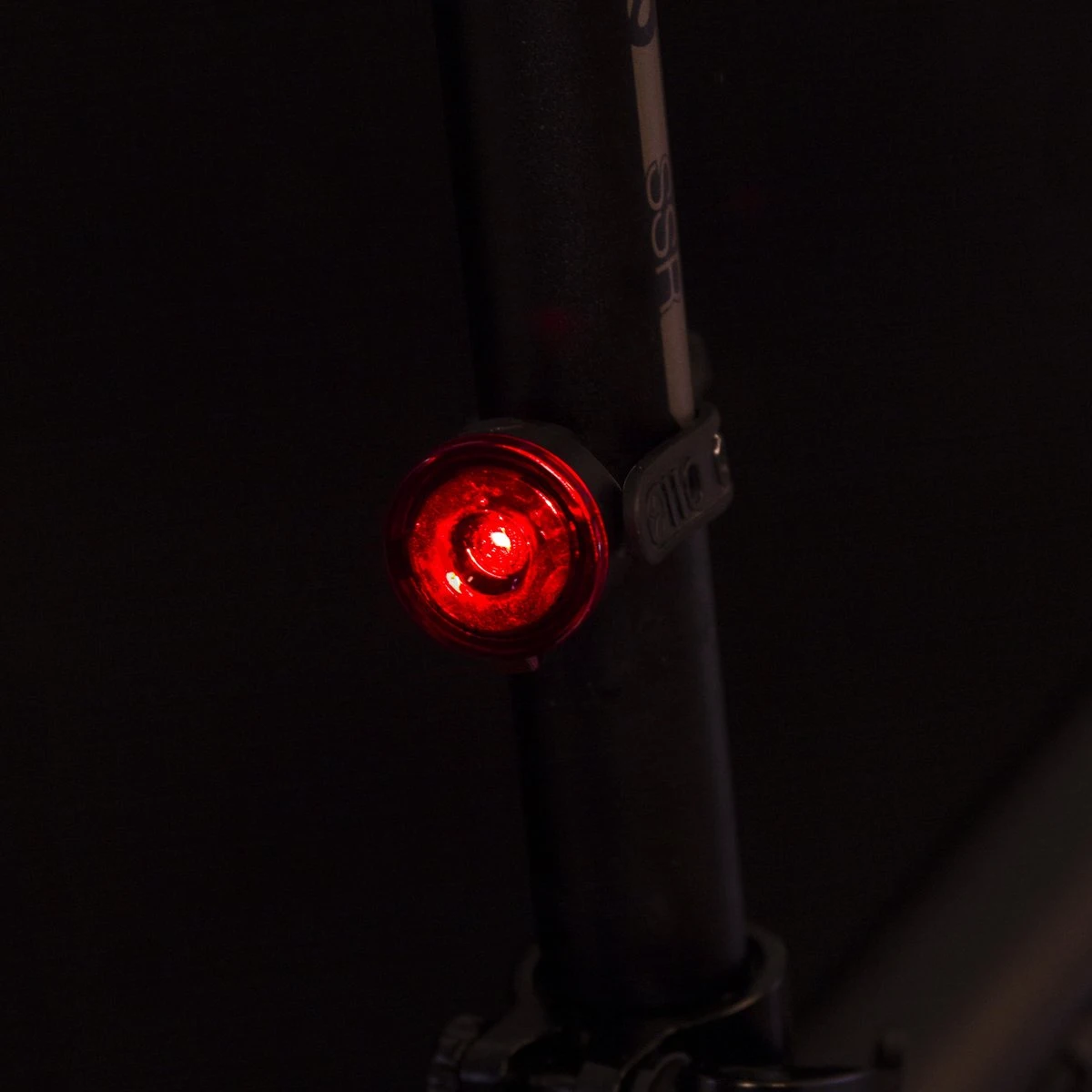 Achterlicht-spanninga-dot-batterij-gemonteerd-op-zadelpen-in-werking. Webp achterlicht spanninga dot batterij gemonteerd op zadelpen in werking