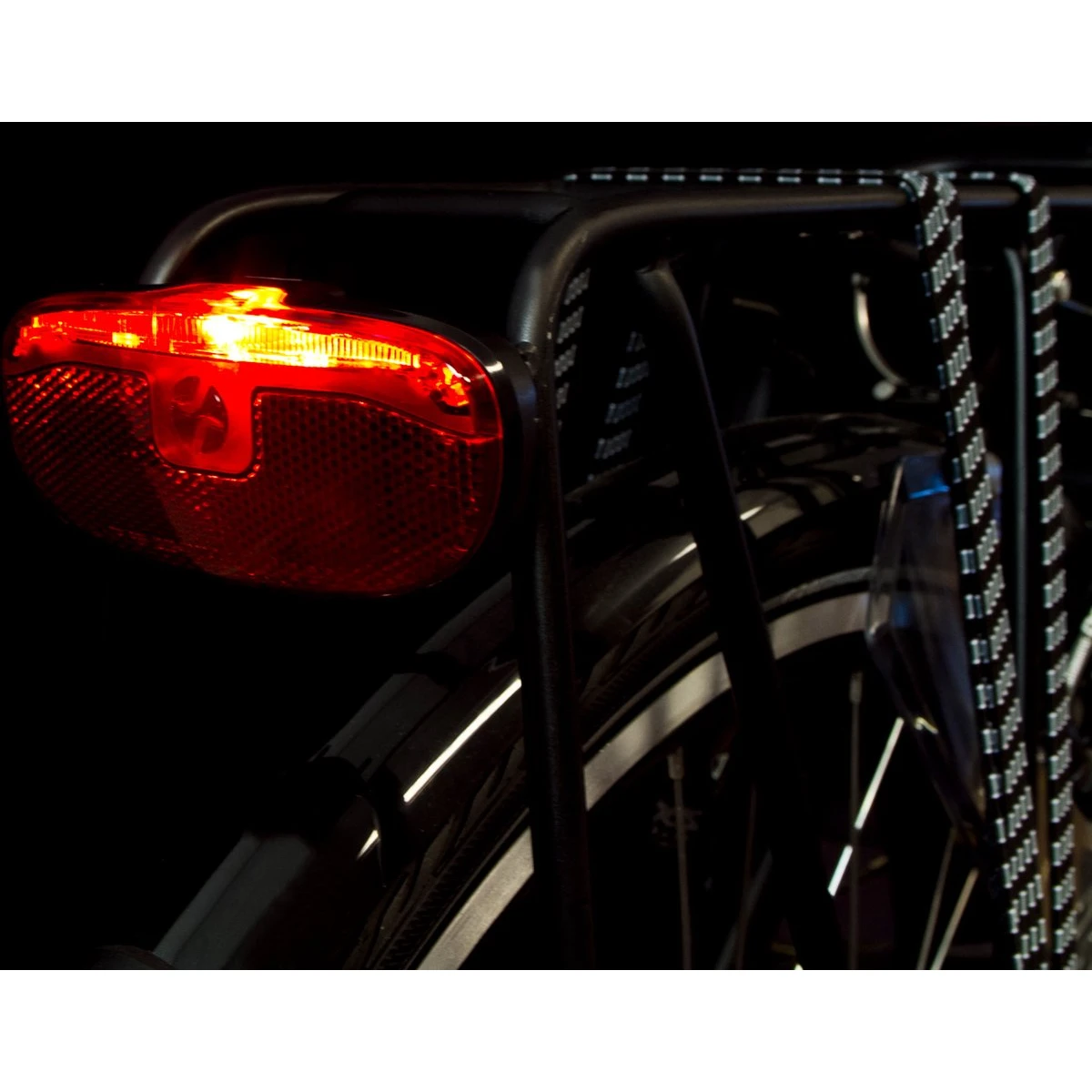 achterlicht spanninga duxo xb batterijen on off gemonteerd op fiets in werking