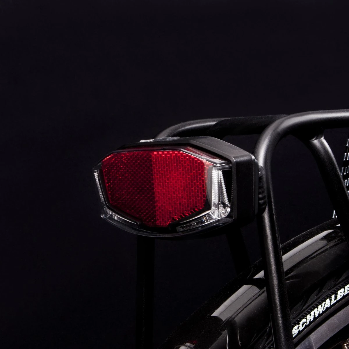 achterlicht spanninga lineo batterijen gemonteerd op fiets 1