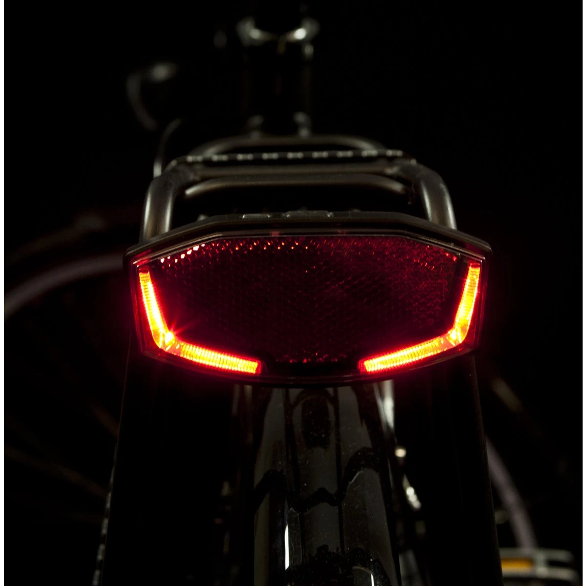 achterlicht spanninga lineo batterijen gemonteerd op fiets in werking