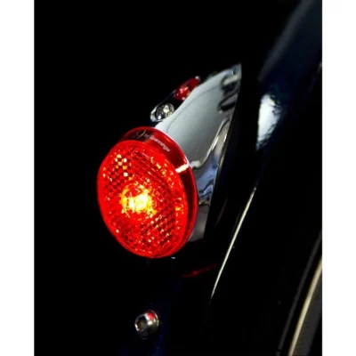 achterlicht spanninga retro nr 9 batterijen chroom zwart gemonteerd op fiets in werking