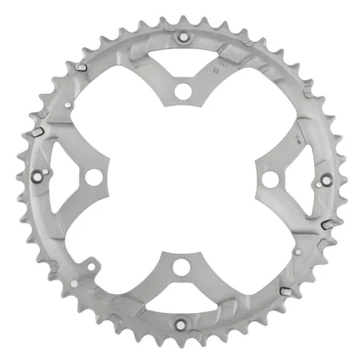 Kettingblad-44t-shimano-deore-fc-m590-kettingrand-zilver-achterkant. Webp kettingblad 44t shimano deore fc m590 kettingrand zilver achterkant