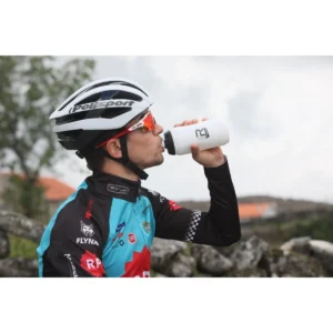 Man-drinkt-uit-bidon-polisport-rs550. Webp man drinkt uit bidon polisport rs550